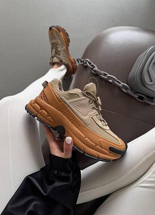 Бежеві кросівки унісекс nike zoom vomero roam khaki antracite university gold x вомеро 38