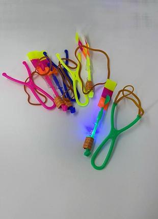 Іграшковий вертоліт-стріла з рогаткою та синім led-підсвічуванням
