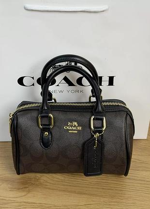Женская сумка coach micro rowan crossbody in signature шоколадный