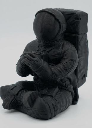 Декоративна фігурка "космонавт", пластикова, чорна, 6.2х8.4х8.7 см