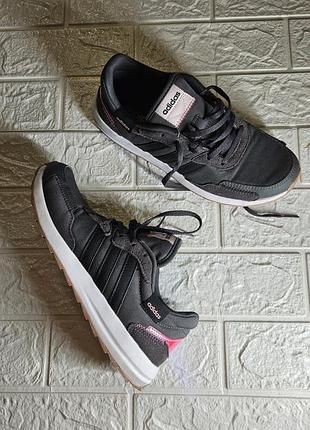 Жіночи стильні кросівки adidas на 37 розмір.