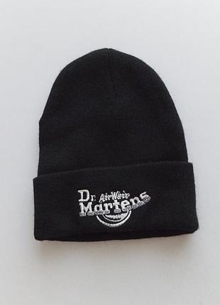 Классическая трикотажная шапка с вышитым белым логотипом "dr. martens airwair"
