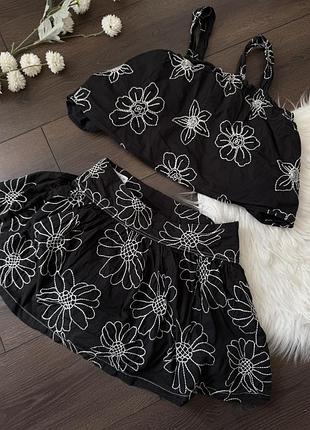 Чорний костюм комплект для дівчинки 13 років 14 років 164 см зара zara топ юбка шорти на утяжках резинці чорний з білими вишитими квітами на літо