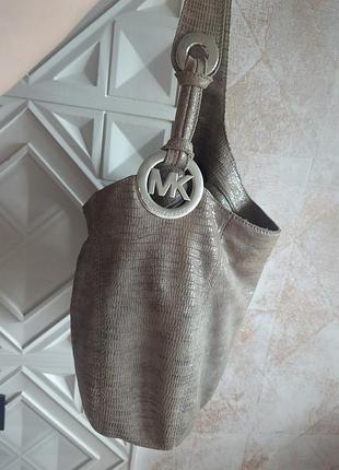 Сумка-хобо от michael kors из кожи с тиснением под рептилию .