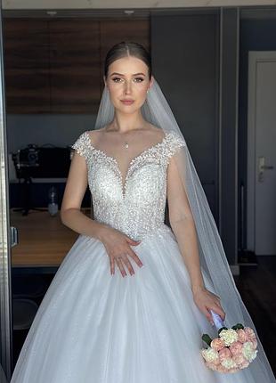 Весільна сукня жіноча пишна максі біла з мереживом та паєтками