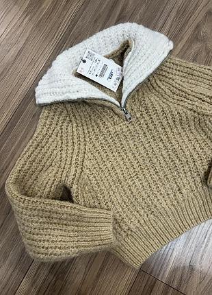 Светр  zara в'язаний бежевий з білим коміром
