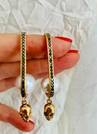 Сережки-кафи mcqueen з чорними фіанітами та перлами