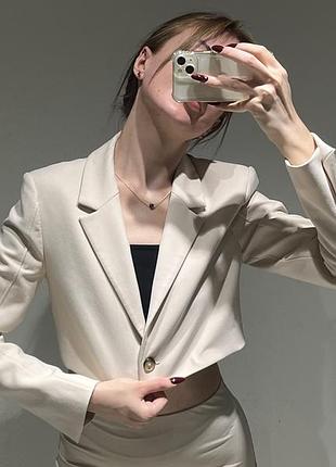 Жіночий вкорочений піджак zara тілесного кольору