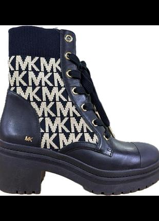 Жіночі шкіряні ботильйони michael michael kors brea bootie у чорно-бежевому виконанні з жакардовою вставкою, яка прикрашена фірмовою монограмою mk.