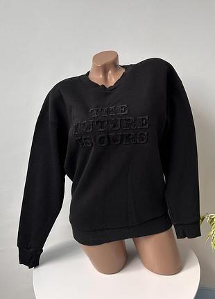 Черный свитшот с объемным тиснением «the future is ours» в стиле оверсайз. бренда mango