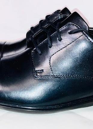Туфлі бренду "clarks" /united kindgdom/, натуральна шкіра , розмір 43 - це універсальний вибір для чоловіків, які цінують класику та комфорт.