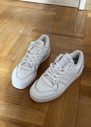 Кросівки жіночі adidas білі