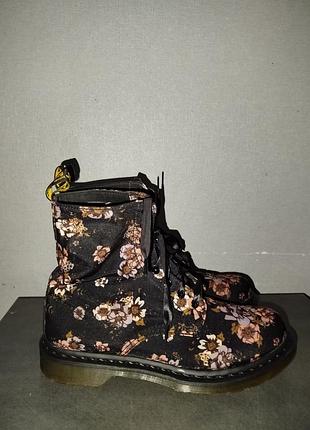 Черевики жіночі dr. martens чорні з квітковим принтом, розмір 42, водовідштовхуючі