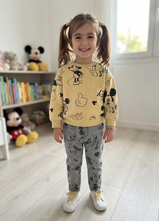 Стильний дитячий комплект disney: світшот zara та джинси h&m (6–7 років, зріст 120 см)
