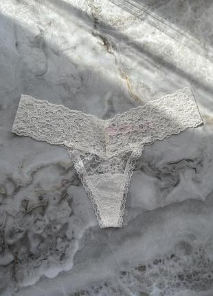 Трусики жіночі victoria’s secret стрінги мереживні молочні