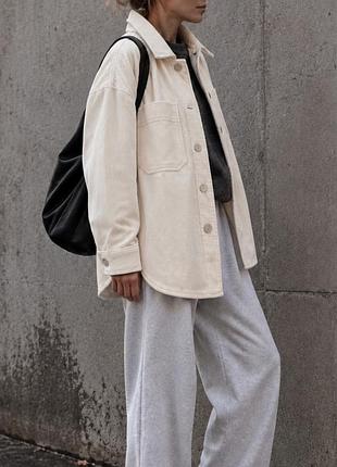 Молочная вельветовая рубашка- куртка gina tricot oversize спущенное плечо удлиненная плотная рубашка