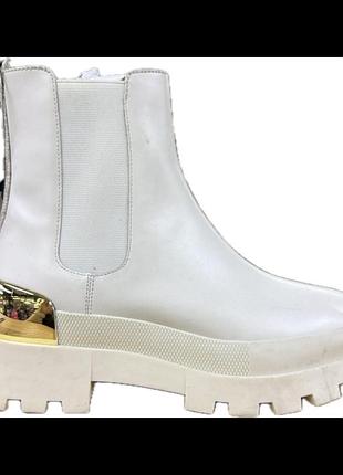 Шкіряні черевики челсі michael kors (модель зустрічається під назвами rowan или wedge boots) виконані у кремово-білому кольорі (off-white/vanilla)