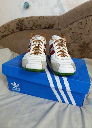 Кросівки чоловічі adidas білі з червоними смужками