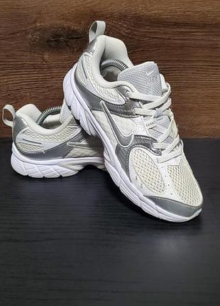 Кроссовки nike v5 rnr в бело-серебристом цвете.