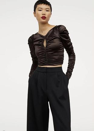 Блуза жіноча h&m атласна кроп з драпуванням та вирізом, шоколадна