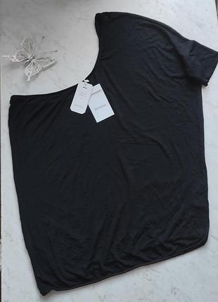 Чорна асиметрична футболка з коротким рукавом на одне плече  бренду bershka іспанія
