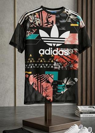 Жіноча футболка adidas з квітковим принтом