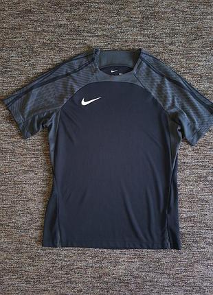 Спортивная футболка nike указан размер м.