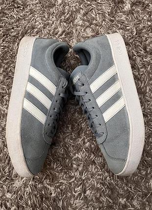 Кросівки жіночі adidas голубі , розмір 37.1/3, довжина устілки 23 см, замша