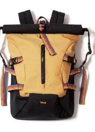 Міський рюкзак teva original rolltop backpack  гірчично-жовтому та чорному виконанні з фірмовими різнокольоровими ремінцями.