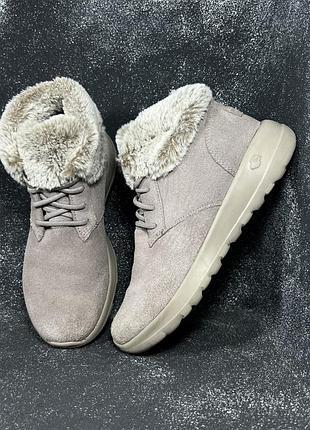 Зимові утеплені замшеві бежеві кросівки-черевики skechers on the go