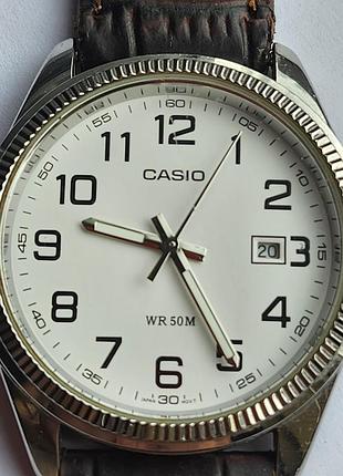 Классические мужские кварцевые часы casio mtp-1302pl-7bvef с белым циферблатом и ребристым безэлем.