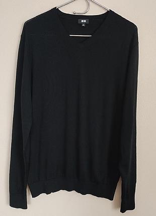 Uniqlo 100% шерсть,классический мужской джемпер черного цвета с v-образным вырезом от бренда uniqlo.