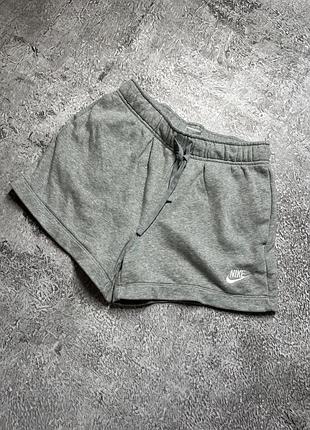 Сірі жіночі спортивні шорти бренду nike