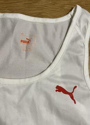 Біла спортивна майка puma cross the line singlet з червоними бічними вставками