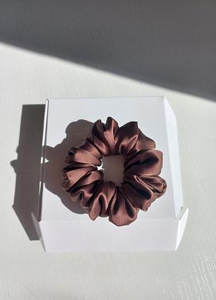 Шовкова резинка  100% silk mulberry 
iдеально позаботится о твоях волосах 
не заламует волосы, не вырывает 
в середине шелковой резиночки обычная рези