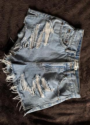 Шорти жіночі джинсові рвані блакитні pull&bear
