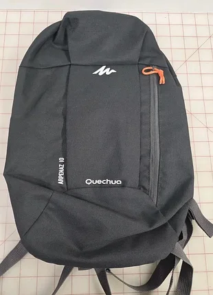 Подарок: маленький рюкзак серый quechua