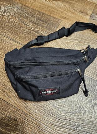Бананка унісекс eastpak doggy bag чорна