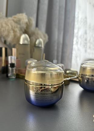 Крем для обличчя shiseido vital perfection uplifting & firming advanced cream enriched денний та нічний
