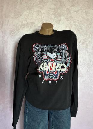 Стильний та впізнаваний світшот від бренду kenzo в класичному чорному кольорі з легендарною вишивкою тигра.