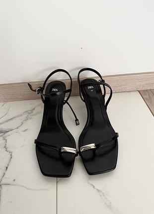 Босоніжки жіночі zara чорні