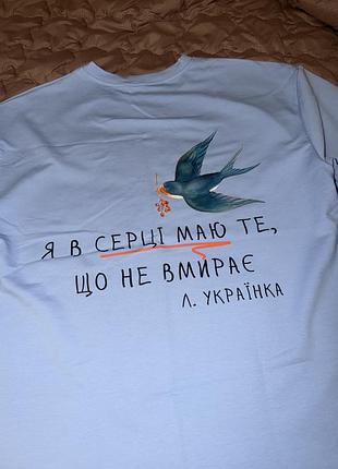 Блакитна футболка оверсайз з принтом