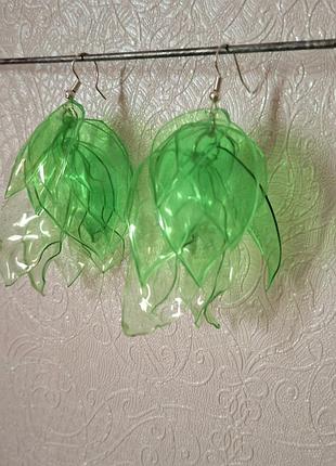 Серьги листья пластик серёжки ручная работа кульчики подвески hand made зелён лист красив украшен бохо тренд кисти