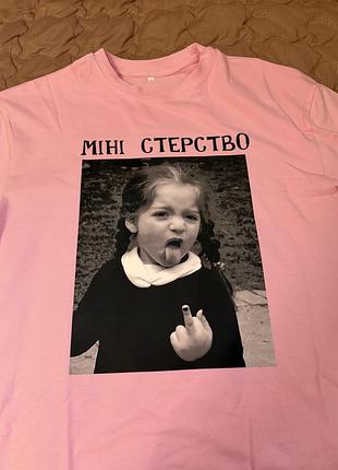 Рожева футболка оверсайз з принтом