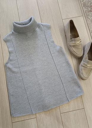 Жилетка нова, без рукавів із високим коміром (водолазка) від бренду zara сірого кольору. розмір с-м