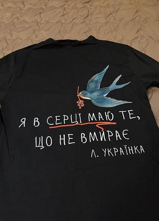 Чорна футболка s базова з принтом