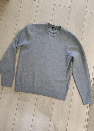 Чоловічий сірий джемпер від бренду uniqlo. модель має круглий виріз горловини. розмір м-л.
