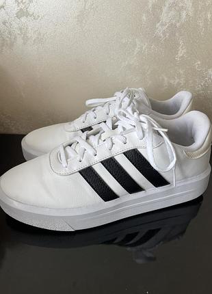 Жіночі кросівки adidas