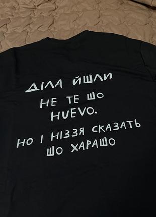 Чорна футболка з принтом на спині, розмір l