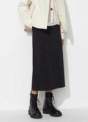 Нова чорна базова спідниця міді uniqlo